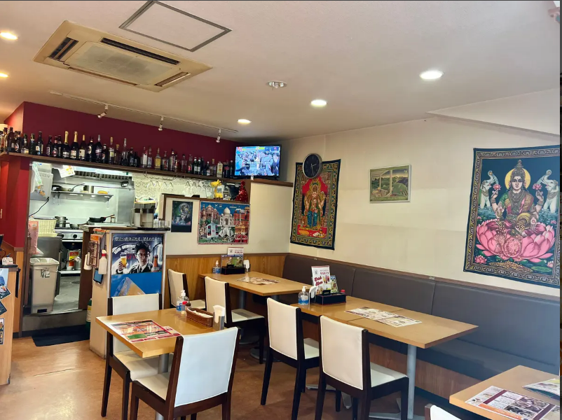 店内はテーブル席とカウンター席をご用意しております。人数に合わせてご案内いたします。大人数での貸切も承ります。お得な飲み放題付きのコースもご用意しておりますので、お気軽にご相談ください。