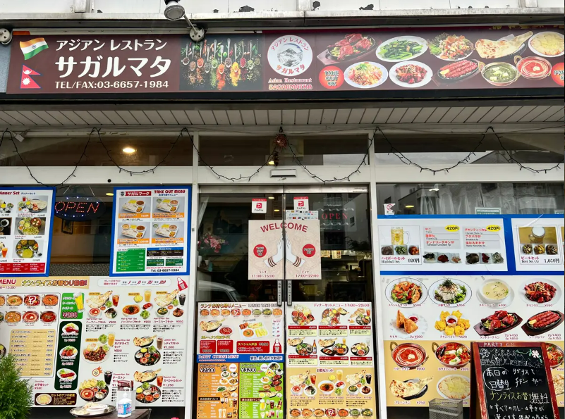 この看板が目印です。メニュー写真が飾られていて安心です。お一人様でも入りやすい雰囲気のお店です。選べるカレー付きのビールセットやおつまみ付きのビールセットなど仕事帰りにおすすめのセットメニューもございます。