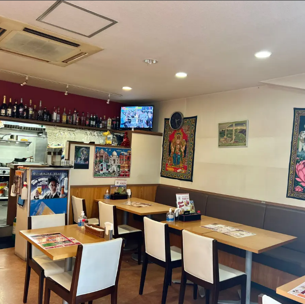 店内はテーブル席とカウンター席をご用意しております。人数に合わせてご案内いたします。大人数での貸切も承ります。お得な飲み放題付きのコースもご用意しておりますので、お気軽にご相談ください。