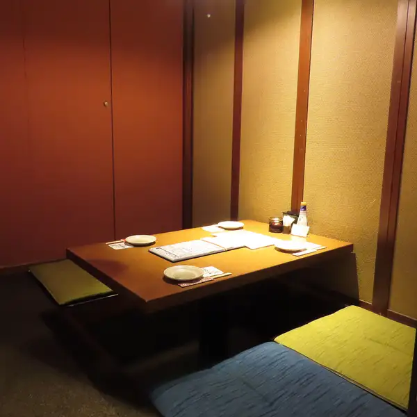 【団体様から少人数まで対応可◎】4・6・8・10・12名様etc...用完全個室も完備!!暖かい雰囲気の店内で当店オリジナルメニューをお楽しみください！