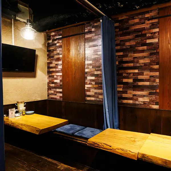 【個室完備】当店では周りを気にせずお食事を楽しんでいただける個室もご用意しております♪プライベートな誕生日・記念日サプライズにもぴったりなお席★テーブル席は組み換えが可能なので、大人数でも対応可能！是非お気軽にご相談ください◎貸切ご予約も承り中！【海鮮/個室/テラス/牡蠣/バル/貝/喫煙可/BBQ/蟹/海老】