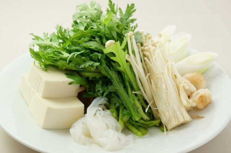 白菜　・糸蒟蒻　・玉葱　・榎木　・ネギ　・豆腐　・春菊　・麩　・ご飯　・うどん