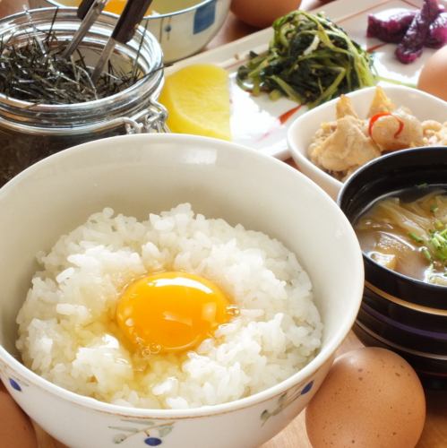 最受欢迎的第一道菜是“Tamagokake Gohan Teishoku”套餐！生鸡蛋吃到饱！TKG 爱好者一定要尝试一次！
