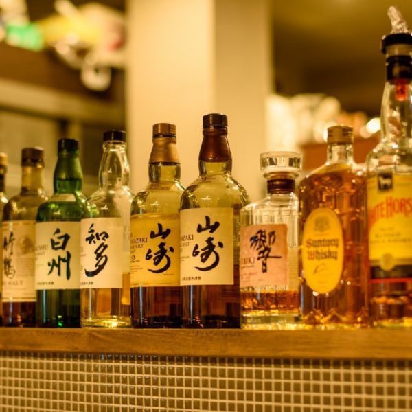 多数のお酒のボトルとグラスが飾られる店内。ご家族やご友人とのお食事にぜひご利用ください！当日、店舗都合により席種が変更になる可能性がございます。ご了承くださいませ。