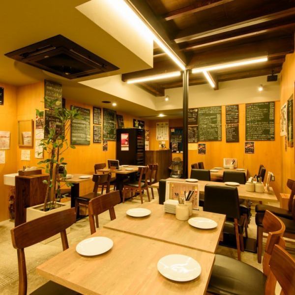 最大65名様までご利用可能の広々店内。二階は平日でも貸し切り可。一階席は、4名さまテーブルをご用意。広々した空間の店内は、リラックスするひと時を提供いたします。当日、店舗都合により席種が変更になる可能性がございます。ご了承くださいませ。