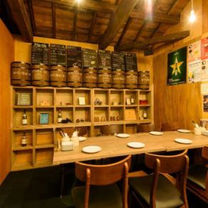 ふんだんに木材を使用した店内は、あたたかみのある空間。壁には酒樽やお酒のボトルが飾られ、酒場に相応しい大衆感とアットホームさに溢れております！8名様までお座りいただけるお席を2卓ご用意しておりますので、ご宴会でのご利用はもちろん合コン、女子会、誕生日会などにもおすすめのお席です♪