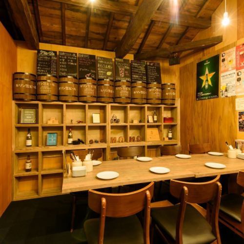ふんだんに木材を使用した店内は、あたたかみのある空間。壁には酒樽やお酒のボトルが飾られ、酒場に相応しい大衆感とアットホームさに溢れております！8名様までお座りいただけるお席を2卓ご用意しておりますので、ご宴会でのご利用はもちろん合コン、女子会、誕生日会などにもおすすめのお席です♪