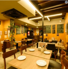 モダンなデザインでおしゃれな空間でお食事をお楽しみいただけます♪当日、店舗都合により席種が変更になる可能性がございます。ご了承くださいませ。