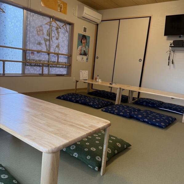 低めの木製テーブルと和の空間が大切な人との落ち着いた時間を作り出します。当店自慢の料理とともに最高のひとときをお楽しみください。