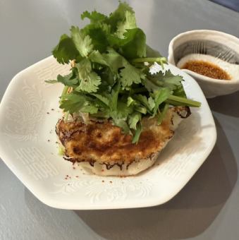 パクチー餃子3コ