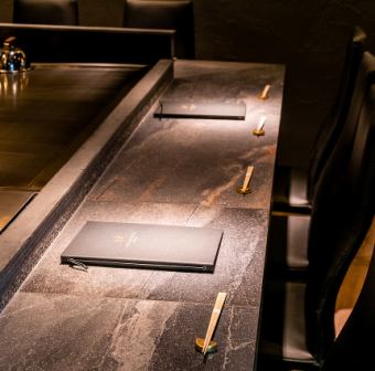 철판 옆에서 박력 만점의 플 람베를 즐길 수있는 카운터 석 (촬영 가능) 2 명 × 3 석입니다.좌석을 희망하시는는 예약시에 반드시 "가게에서 질문"에 기입하십시오.