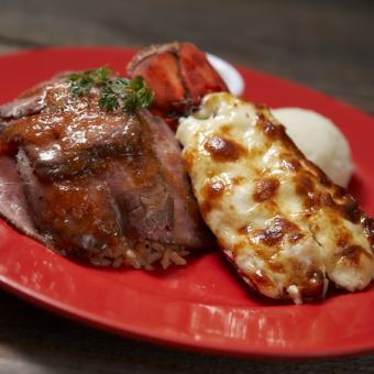 金黄烤龙虾尾和烤牛肉配蒜香米饭