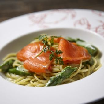 Smoked salmon and asparagus cream pesto