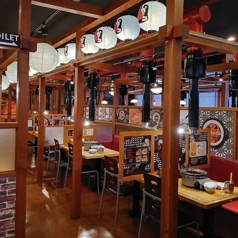 あたたかみのある赤を基調とした店内。所々にある大きな明かりは提灯で和空間を演出♪腰を下ろした瞬間、ホッとするような安らぎ感を憶えます。テーブルごとに十分なスペースが設けられているので、プライベートな空間も◎女子会や中人数での宴会にもピッタリ！会社帰りなどにも、サクっと気兼ねなくご利用いただけます！