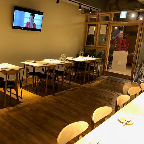 木の温もり感じる広々とした店内♪全20席の店内は少人数での貸し切りにもご利用いただけます！歓迎会、送別会、顔合わせからお誕生会、女子会など、様々なプライベートシーンにご利用いただけます♪
