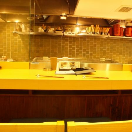 Counter seats where you can enjoy the realism of cooking