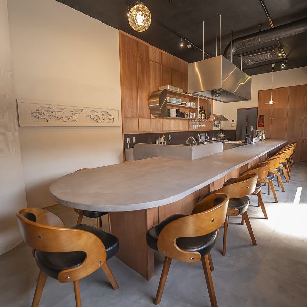 広々とした空間には大型のテーブル席が配置され、宴会のシーンにも対応可能☆高い天井と開放的なレイアウトで、ゆったりと寛ぎながら会話を弾ませることができます♪ライブ感あるオープンキッチンが目を楽しませ、特別なひとときを演出◎