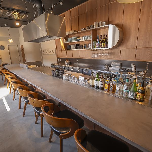 店内は上質な木目調でまとめられ、落ち着いた雰囲気が広がる心地よい空間★大きな窓から自然光が差し込み、開放感を演出します♪駅からのアクセスも良好で、日常使いから特別な日まで安心してご利用いただけます◎スタッフによる丁寧なサービスが加わり、快適で思い出に残る時間をお届けします☆