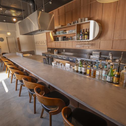 <p>店内は上質な木目調でまとめられ、落ち着いた雰囲気が広がる心地よい空間★大きな窓から自然光が差し込み、開放感を演出します♪駅からのアクセスも良好で、日常使いから特別な日まで安心してご利用いただけます◎スタッフによる丁寧なサービスが加わり、快適で思い出に残る時間をお届けします☆</p>