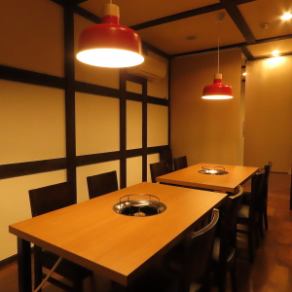 4名様掛けのテーブルが2卓ございます。落ち着いた雰囲気の中でごゆっくりとお食事をお楽しみください。