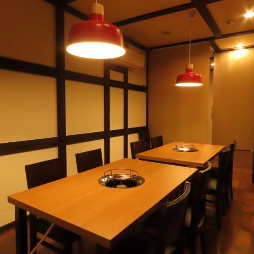 4名様掛けのテーブルが2卓ございます。落ち着いた雰囲気の中でごゆっくりとお食事をお楽しみください。