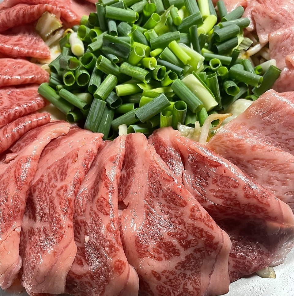 特別な鉄板鍋に黒毛和牛と野菜を出汁で炊き、秘伝のたれで食す！