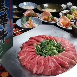 【9月和10月限时宴会套餐】包含九州产黑叶牛小排炖菜在内的8道菜，含2小时畅饮，凭优惠券仅需5000日元！
