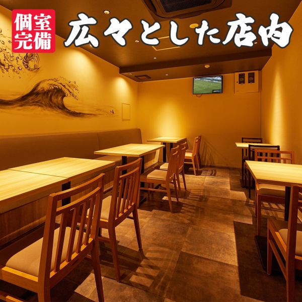 個室居酒屋、鶏馬の店内はふんわりとした柔らかな光が照らす穏やかな居酒屋空間を演出致します。和モダンで洗練された店内はプライベートなお食事や大切な方との居酒屋でのご宴会におすすめです。女子会やデートにもぜひご利用ください。ご人数,ご要望のご相談もお気軽にお電話にて承ります。