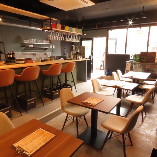 気軽に入れる居酒屋でありながら、扉を開けると広がる高級感あるお洒落な店内。むき出しの床や木を基調としたインテリア、落ち着いた間接照明が灯る大人な空間は様々なシーンでご利用可能。テーブル席は2名席が7卓あり、少人数～団体様までお食事いただけます！