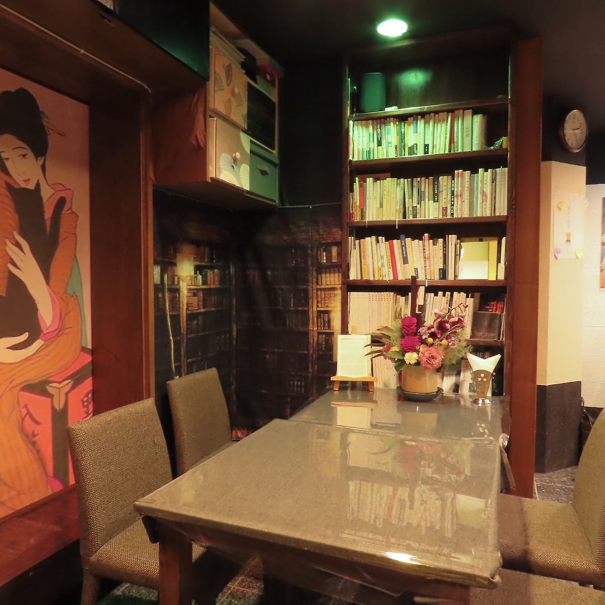 Enjoy rare books and meals in a relaxing Showa retro space...