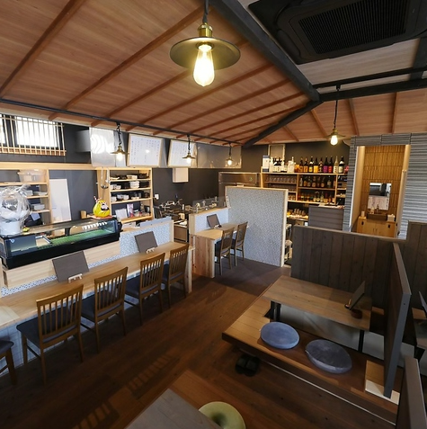 The interior of the restaurant is cozy and casual, with a Japanese-style atmosphere, and is based on a house motif.