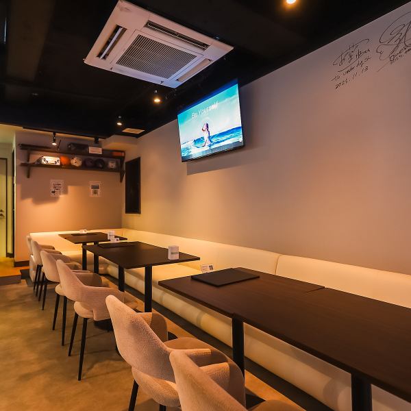 当店は、白を基調とした明るい店内が特徴のアットホームなダーツバーです。居心地の良い雰囲気の中で、友人や仲間とリラックスしてダーツを楽しむことができます。お客様同士が自然に仲良くなる空間で、楽しいひとときをお過ごしください。昼飲み会やカジュアルな集まりにもぴったりです。