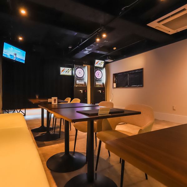 ダーツバーとして、昼飲み会や二次会利用にも最適な環境を提供しています。お昼からダーツを楽しみながら、お酒を片手にリラックスした時間を過ごせます。飲み放題プランもご相談いただけるので、友人や同僚との集まりにぜひご利用ください。楽しいひとときを演出するお手伝いをいたします。
