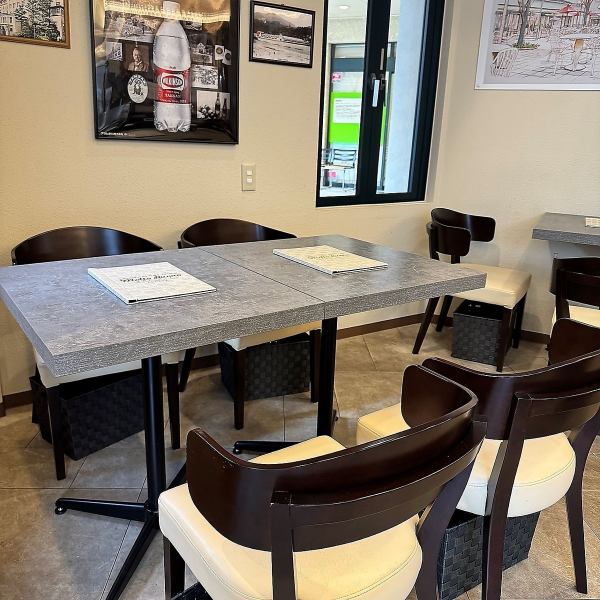 店内はシックで落ち着いた雰囲気が広がり、さまざまなシーンに対応できる空間が整っています♪お客様が心地よく過ごせるよう、インテリアにはこだわりが満載です。