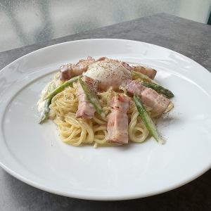 【おすすめメニュー】ふわとろ半熟卵のクリーミーカルボナーラ
