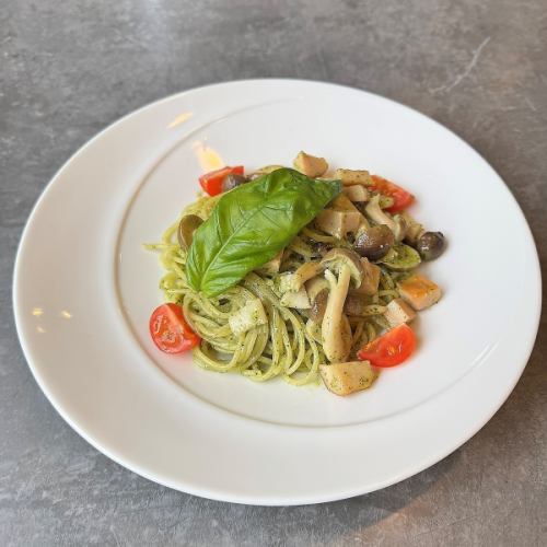 【おすすめメニュー】スモークチキンとたっぷりきのこのジェノベーゼ