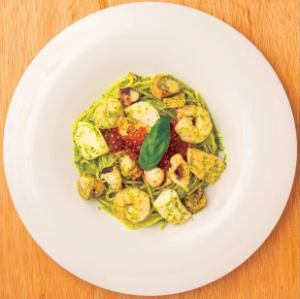 たっぷり魚介類&ぷりぷりイクラのジェノベーゼ