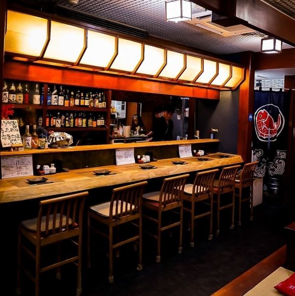 赤いシートが印象的なカウンター席は、おひとり様での気軽な一杯や大人のデートといった場面にも使いやすい、明るく雰囲気の良いお席です。当店自慢の焼き鳥や天ぷらが、香ばしさを漂わせながら仕上げられる様子を眺めつつお食事をお楽しみいただける特等席。おすすめの焼酎・日本酒のことなど是非お気軽にお尋ねください!