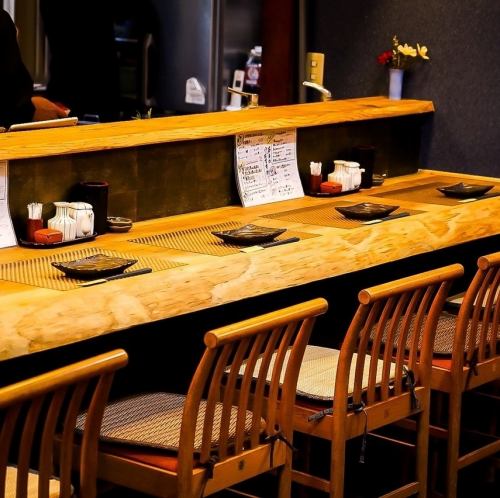 Counter seats, table seats, and private rooms are available.