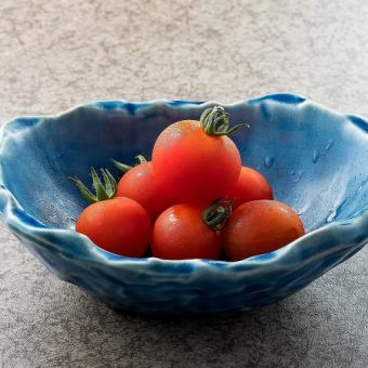 Prefectural cherry tomatoes harvested in the morning