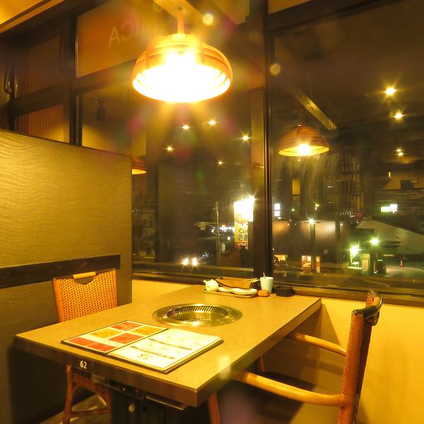 [Semi-private room] 2 people table seats ★ There are also many table seats overlooking the outside scenery