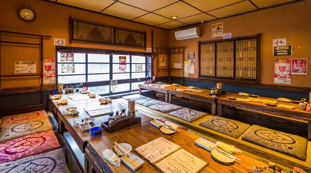 Enjoy fresh seafood delivered directly from the source and Hakata's specialty motsunabe in a restaurant renovated from an old house built in 1948.