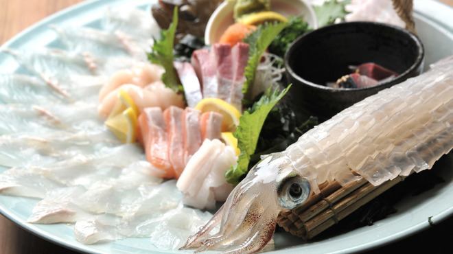 Our specialty! Live squid sashimi can be enjoyed as a single item or as part of a course!