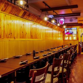 ゆったりとリラックスできる空間を提供いたします。新宿の喧騒を忘れさせるようなモダンなラグジュアリー空間。団体様の貸切宴会も承っております。落ち着ける店内を貸し切っての寛ぎのひとときをお過ごしください。宴会にオススメのコースも多数ご用意。