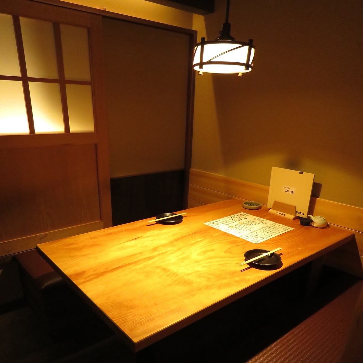 Spend time just the two of you without worrying about your surroundings at a relaxing private room-style table seat...♪