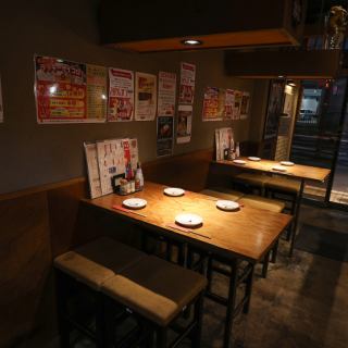 在雙人高腳桌旁享受私密的交談時光！我們的工作人員將新鮮出爐、熱氣騰騰的天婦羅直接送到您的桌上！