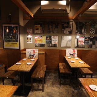 我們共有 0 張桌子，每張桌子最多可容納 4 人。它非常適合小型飲酒聚會、女生之夜、生日派對、大型公司宴會以及歡迎/歡送派對！ KITSUNE 還提供價格合理的宴會套餐，並包含無限暢飲選項。