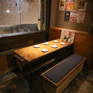 這裡也提供可容納六人的桌子。它非常適合各種場合，包括公司聚會、家庭聚會、團體約會、生日派對和女孩之夜。