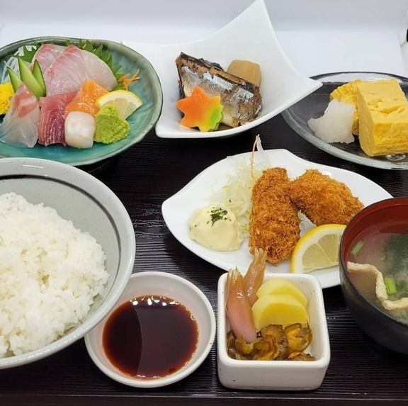 色々な味を欲張りに楽しめる[いろどり御膳1380円]が大人気♪