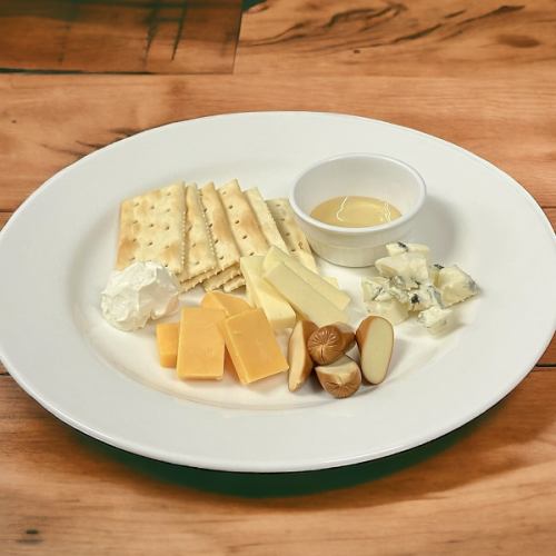 Cheese dishes carefully selected by a cheese sommelier